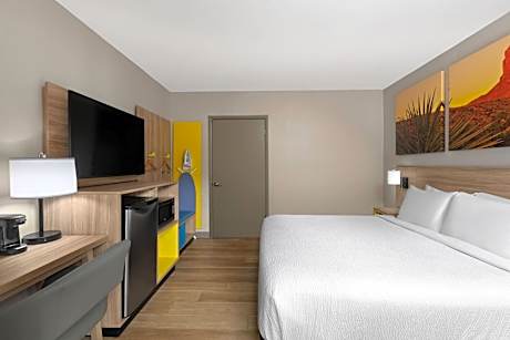 King Room with Roll-In Shower - Mobility Access/Non-Smoking