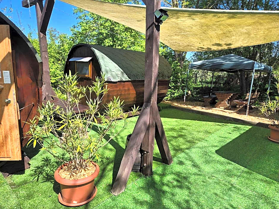 Mini Hotel Übernachten Im Gurkenfass