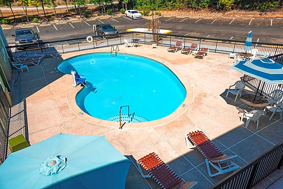 Quality Inn & Suites Near Six Flags - Austell