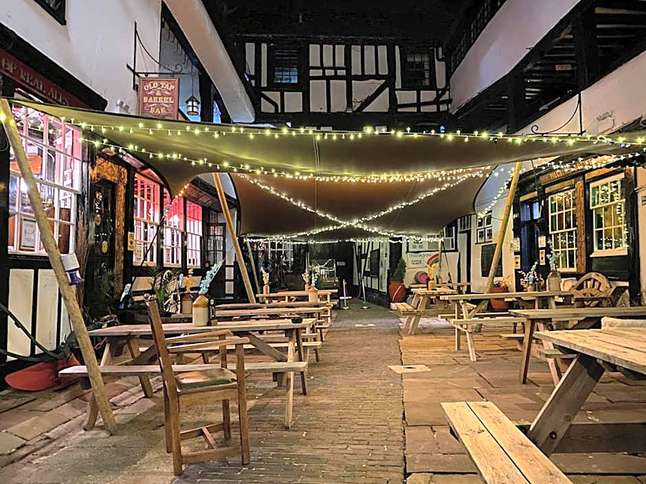 The New Inn by Roomsbooked