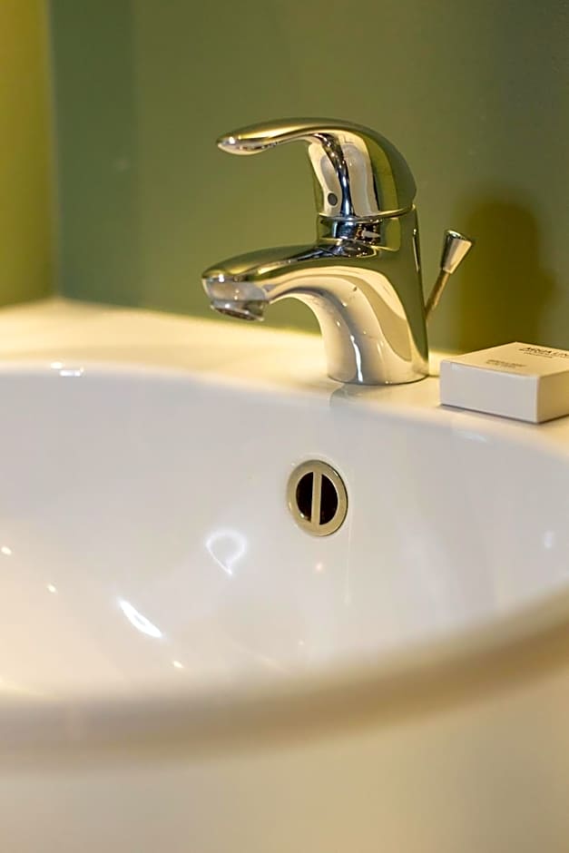 Gillis Eight Guest Rooms by Romy&Travis