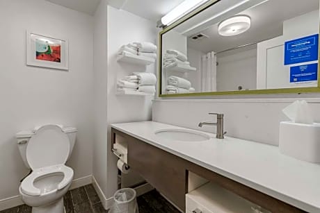 2 Queens W/Microwv/Fridge Suite Nonsmoke