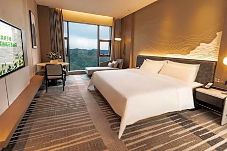 Deluxe Room with One King Bed and Mountain View - Non-Smoking