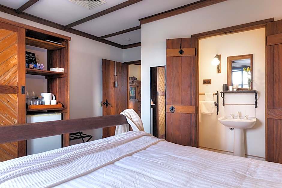 Photo 1 of 5 of Deluxe 1 Queen Bed