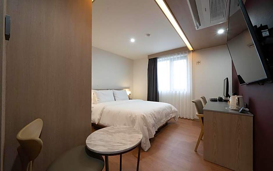 Hound Hotel Gimhae Samgye