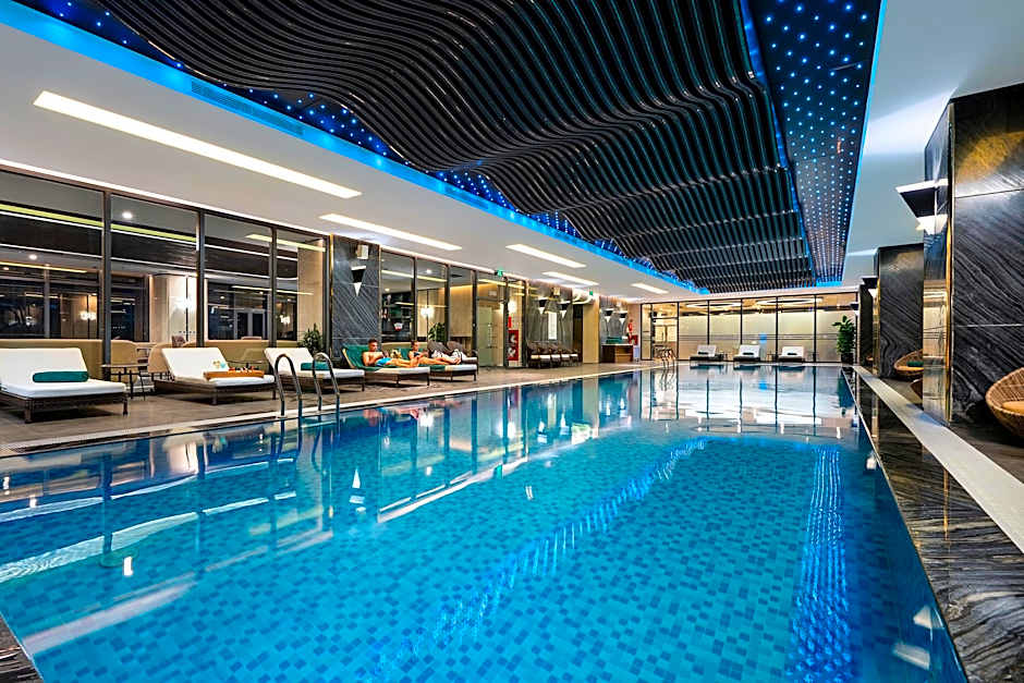 DeLaSea Ha Long Hotel - Modern Bayview Escape 