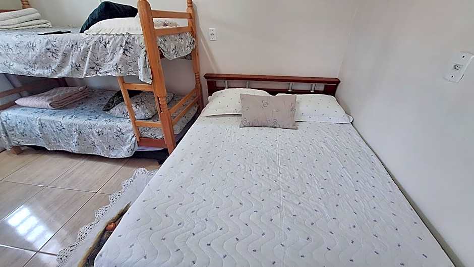 KITNET S2 em TORRES-RS - Na mais bela praia Gaúcha - Cozinha - Banheiro - Ar condicionado - TV smart 32' - Wi-Fi - Estacionamento - Anfitriã Superhost no BnB