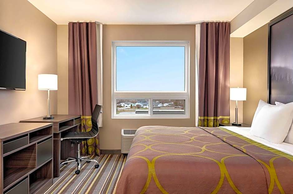 Super 8 by Wyndham Thompson