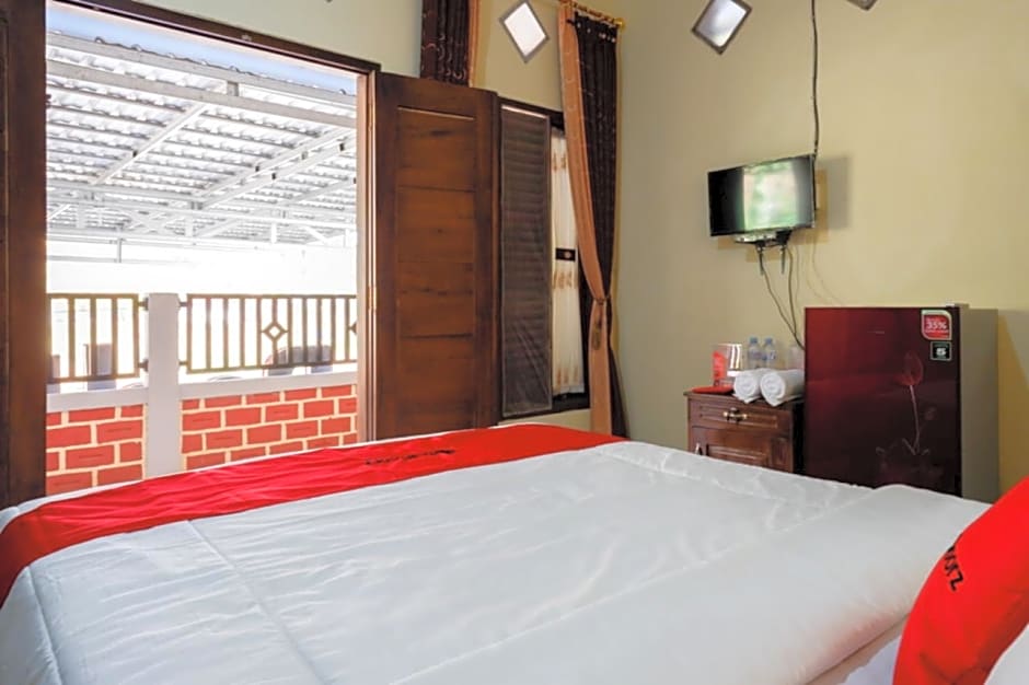 RedDoorz Syariah near Alun Alun Pacitan 2