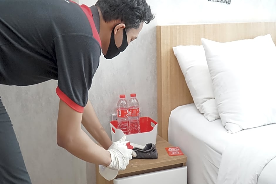 RedDoorz Premium near RS Pondok Indah La Maison