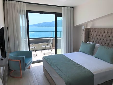Deluxe Suite with Sea View