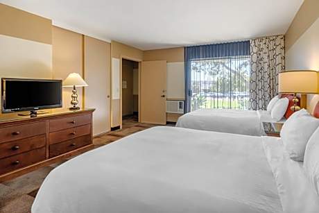 Suite, 2 Double Beds, Living Room, Accessible Tub and Roll-In Shower, Non-Smoking