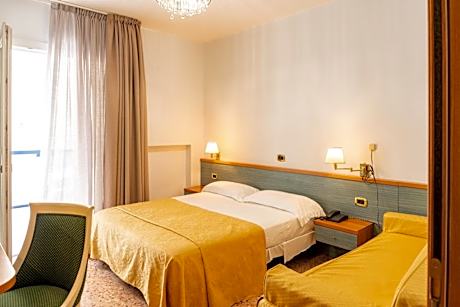 Single Room with Balcony and Lateral Sea View