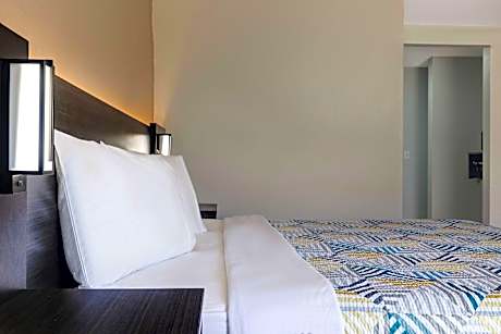 1 King Bed | Mobility Accessible Tub, Nsmk