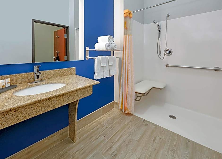 La Quinta Inn & Suites by Wyndham Denton - University Drive