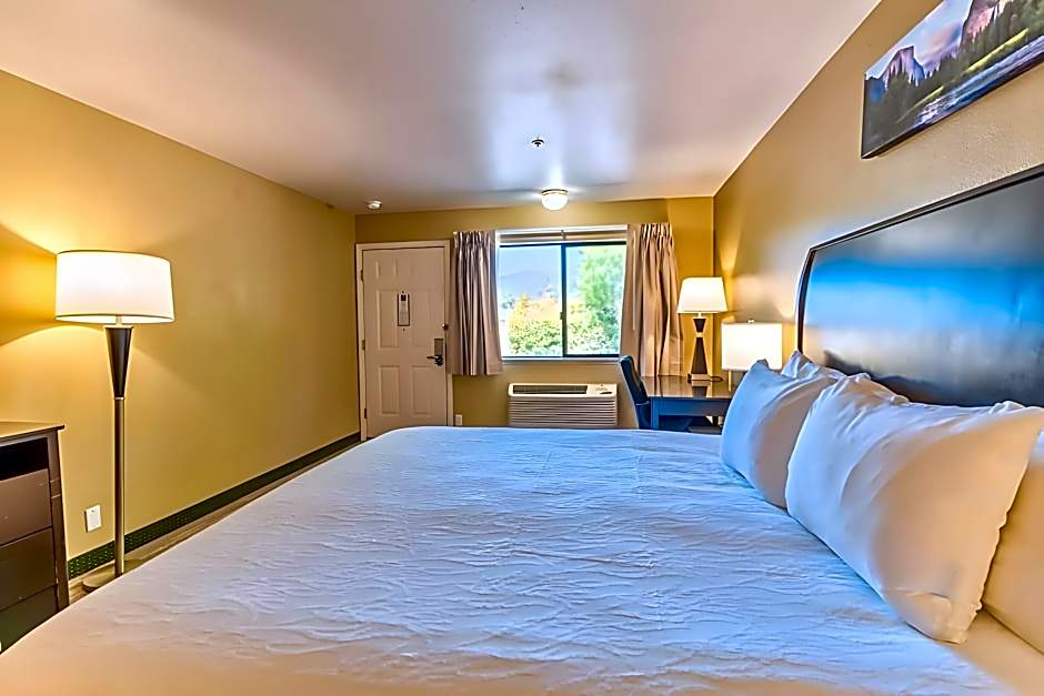 The Oakhurst Inn Yosemite