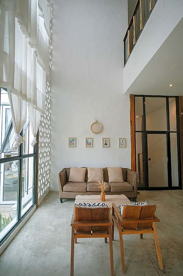 White Wall Riverfront Hotel