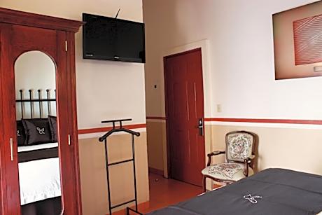 Superior King Room with University View