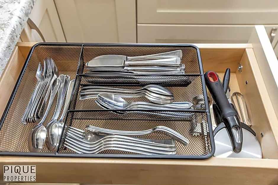 NEW, Euro-Style Suite, Whyte Avenue, AC, Netflix, Sleeps 6!