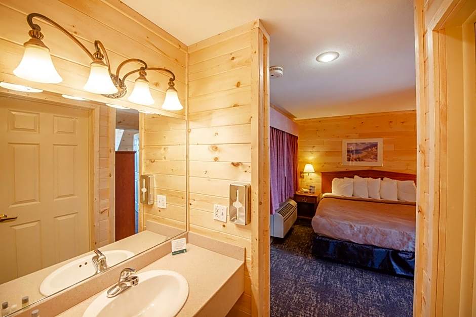 Quality Inn & Suites Mackinaw City Beachfront