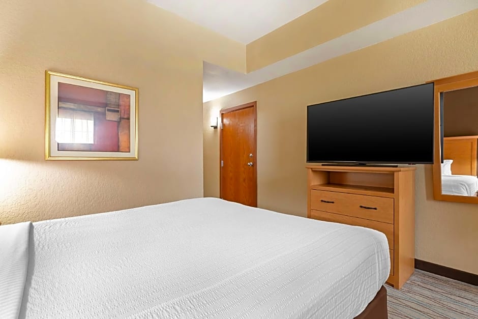 Photo 1 of 4 of 1 Queen Bed with Sofabed, Accessible, Roll in Shower