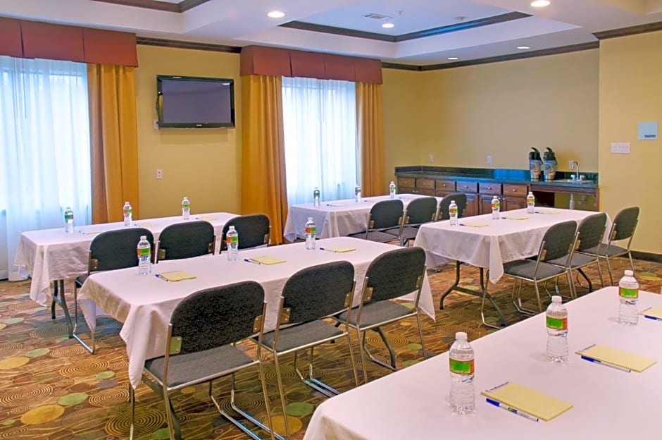 Holiday Inn Express Hotel & Suites Winnie, an IHG Hotel