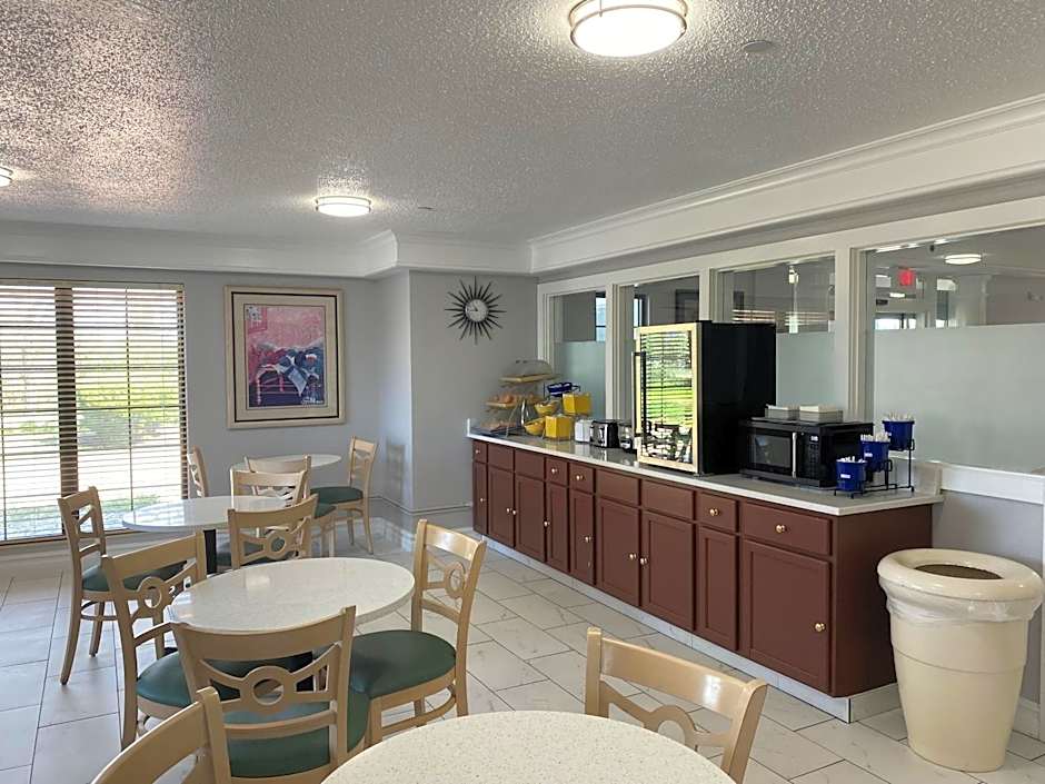 Days Inn & Suites by Wyndham Arlington Heights