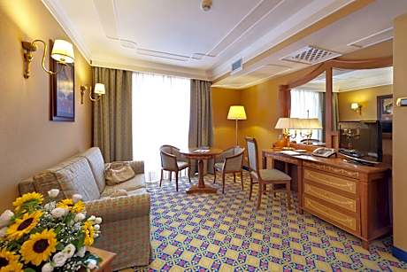 Suite with Mountain View