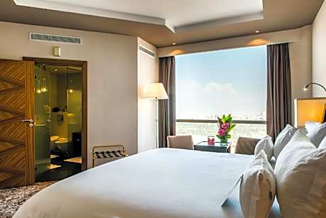 One Bedroom Suite, King Size Bed, City and Ocean View