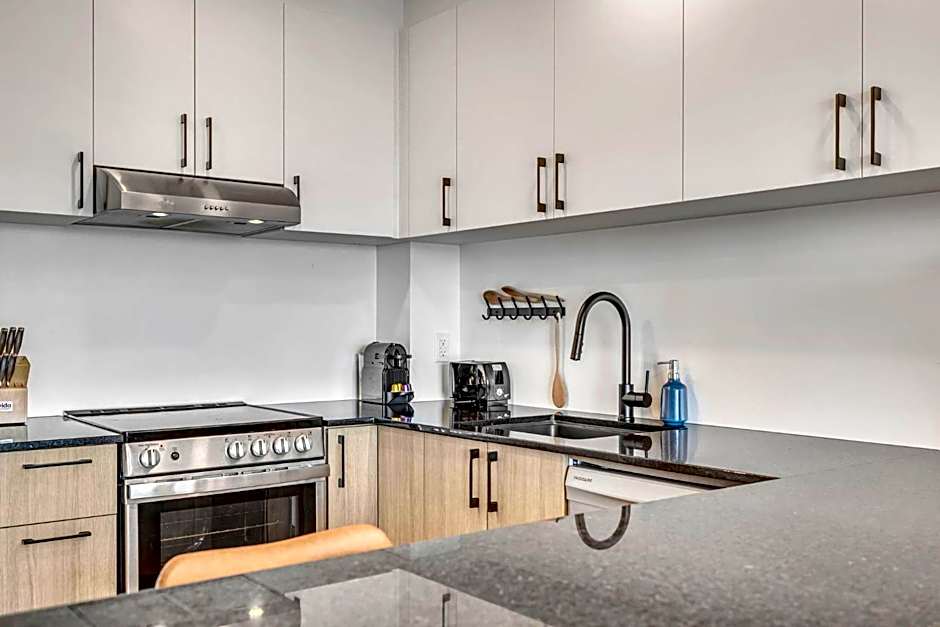 Initial-Matisse- Quebec-parking and pool