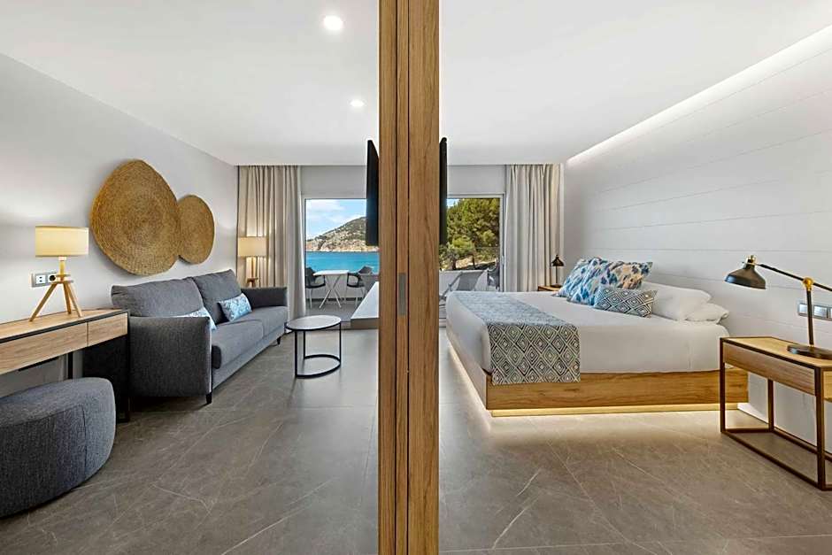 Bahia Camp de Mar Suites