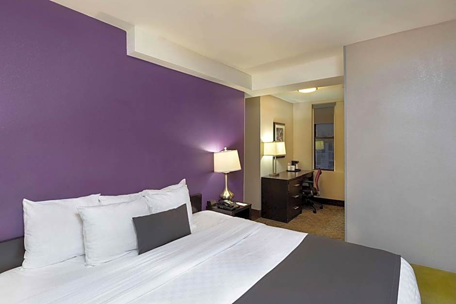 Photo 1 of 4 of Executive 1 King Bed