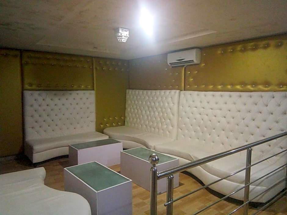 Glamour Park Hotel and Suites