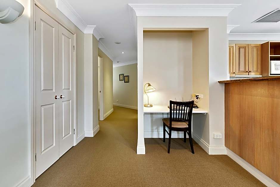 Manor Apartment Hotel