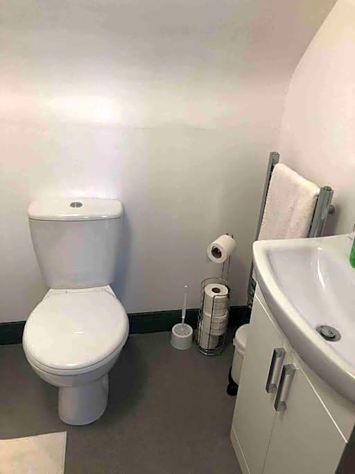 Newly refurbished studio, great location 8 studios