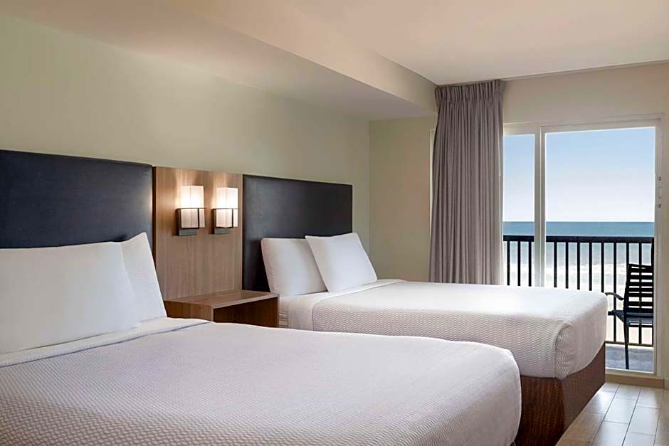La Quinta Inn & Suites by Wyndham Oceanfront Daytona Beach