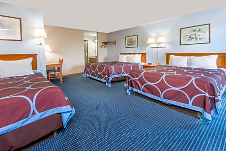 Three Queen Bed Suite - Non-Smoking