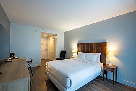 Queen Room with Patio - Non-Smoking