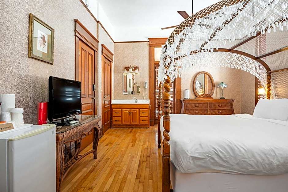Deluxe King - Curry Mansion with Pool!
