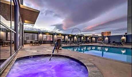 Princess Suite * Platinum Hotel with balcony Strip VIEW