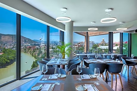 Golden Tulip Design Tbilisi