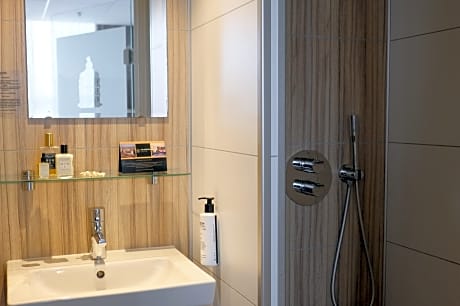 Twin room land view
