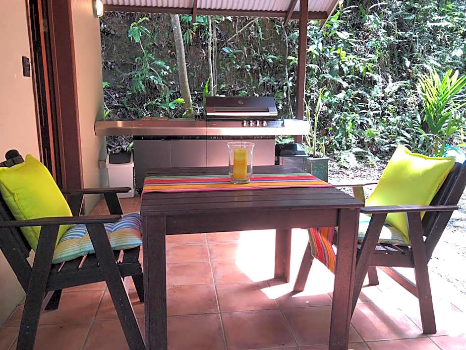 Gunnadoo Holiday Hut with Ocean Views and Jacuzzi