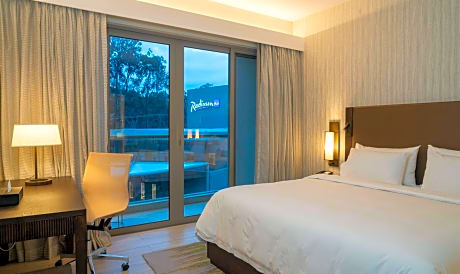 One-Bedroom Suite - Pool View & Lounge Access