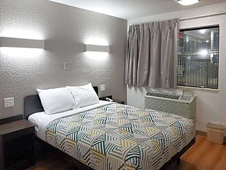 1 QUEEN BED | MOBILITY ACCESS RI SHWR NSMK