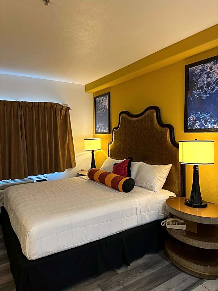 Howard Johnson by Wyndham Bakersfield