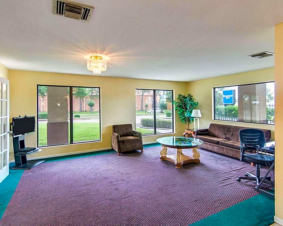 Rodeway Inn & Suites Hwy 290 Nw