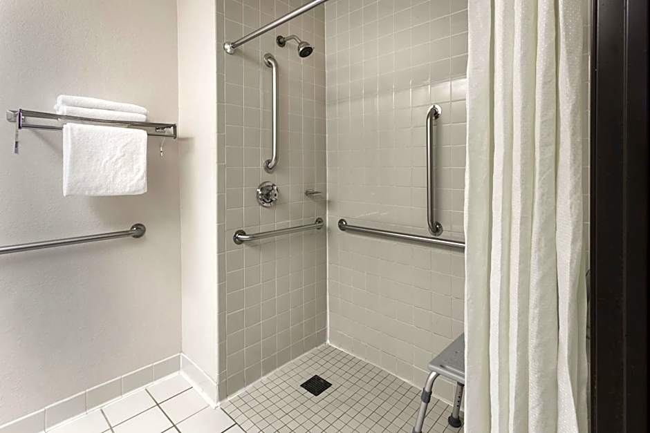 Super 8 by Wyndham Madison South