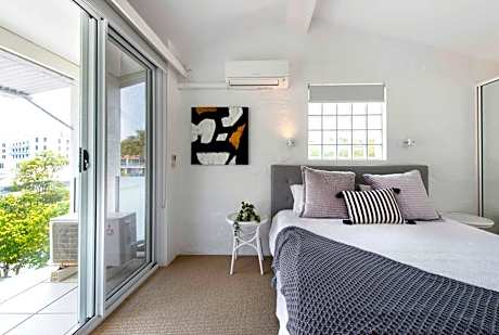 One-Bedroom Apartment with Park View