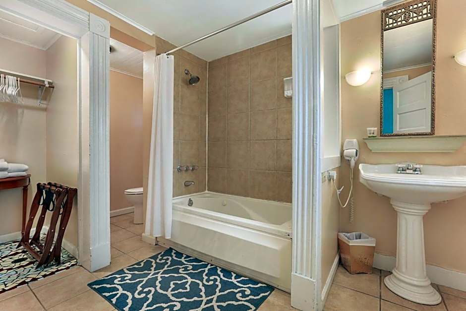 Historic Inn in the Marigny, blocks to French Quarter